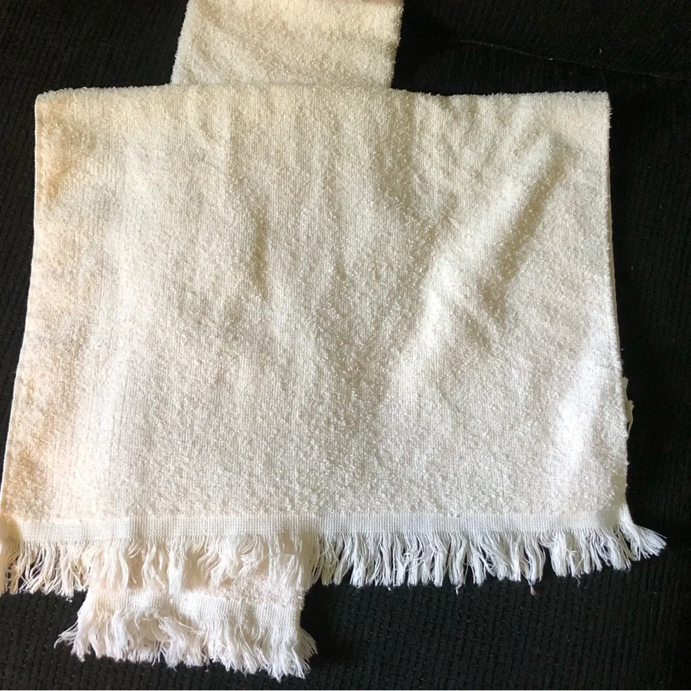 7468 VTG Embroidered Heart Hand Towels Set 2 Fringe Cream Pink Green Made USA